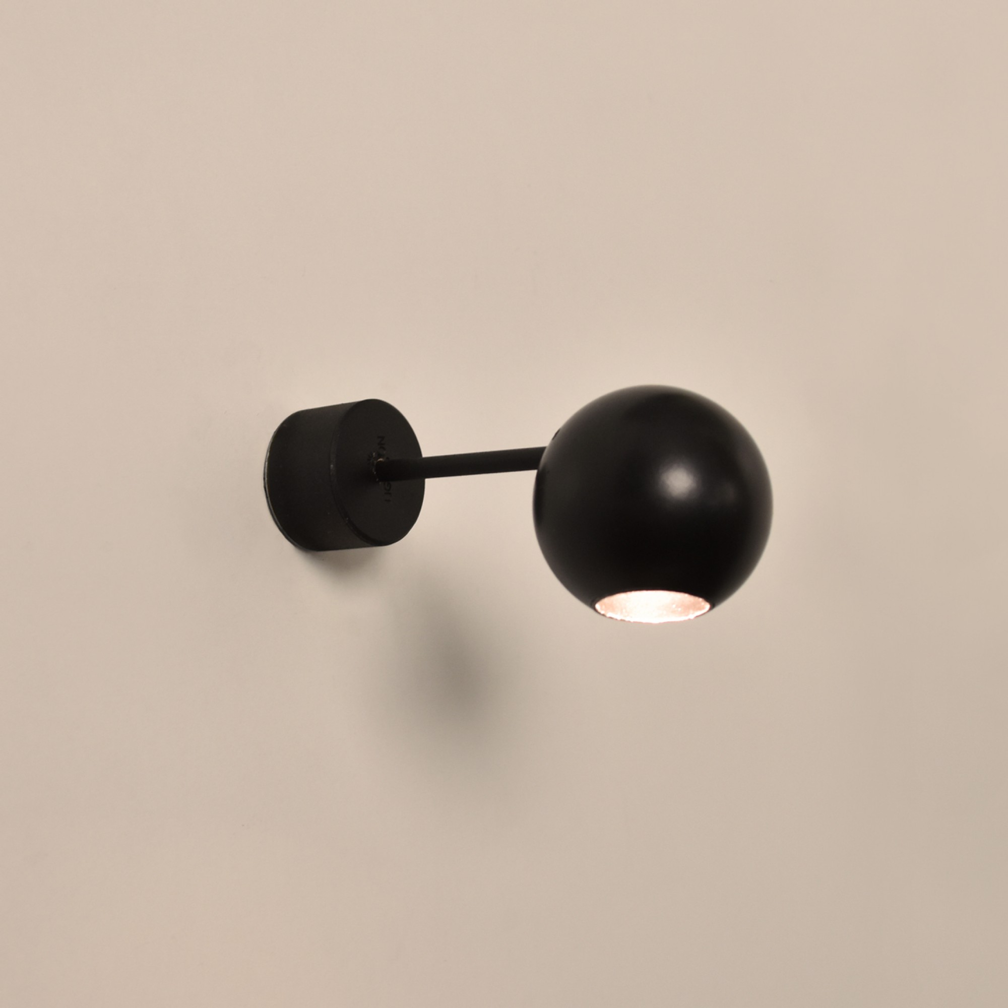 Spot Τοίχου, Balaki L